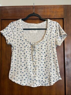 aerie Cream Short-Sleeve Scoop Neck Floral Tie-Front Top with Blue Print